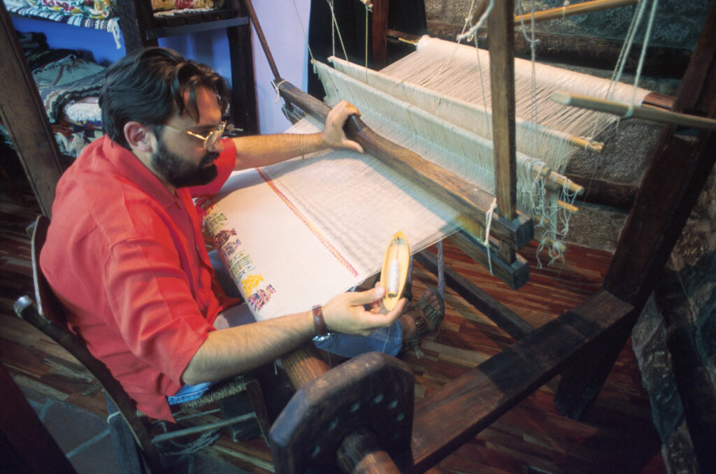 Artigiano che lavora nella produzione di tessuti