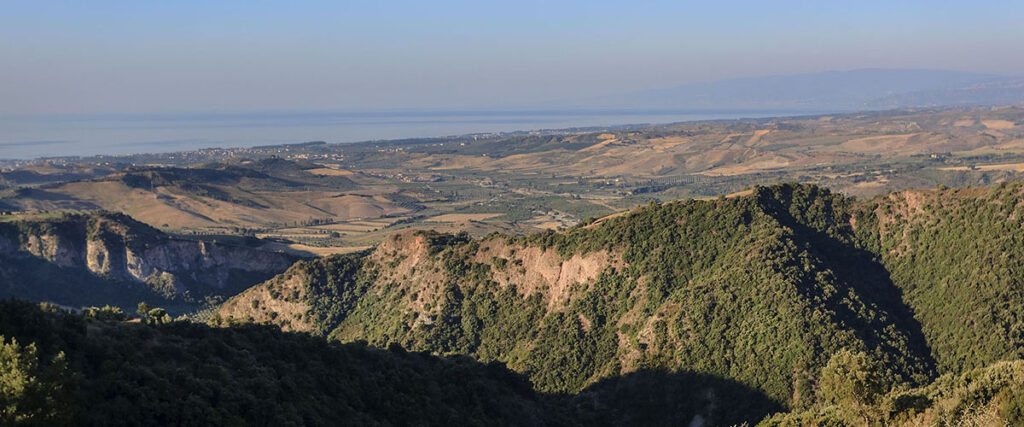 La scarpata meridionale della "Sila Piccola". Giugno, Parco Nazionale della Sila, Calabria, Italia